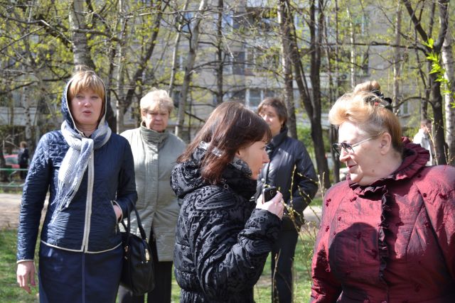 На Вешняковской улице высаживать деревья главному экологу столицы Антону Кульбачевскому помогали дети - фото 13