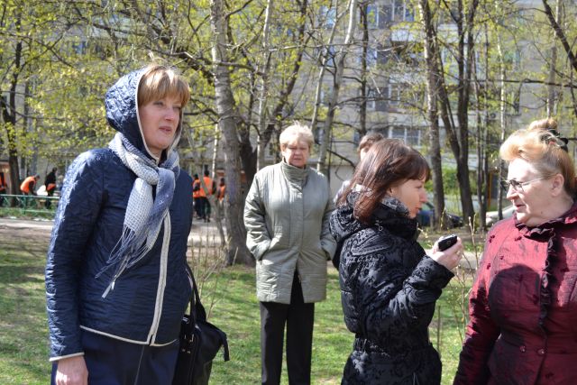 На Вешняковской улице высаживать деревья главному экологу столицы Антону Кульбачевскому помогали дети - фото 14