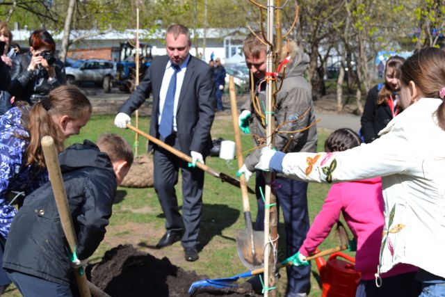 На Вешняковской улице высаживать деревья главному экологу столицы Антону Кульбачевскому помогали дети - фото 20