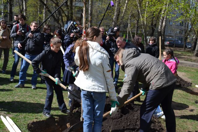 На Вешняковской улице высаживать деревья главному экологу столицы Антону Кульбачевскому помогали дети - фото 24