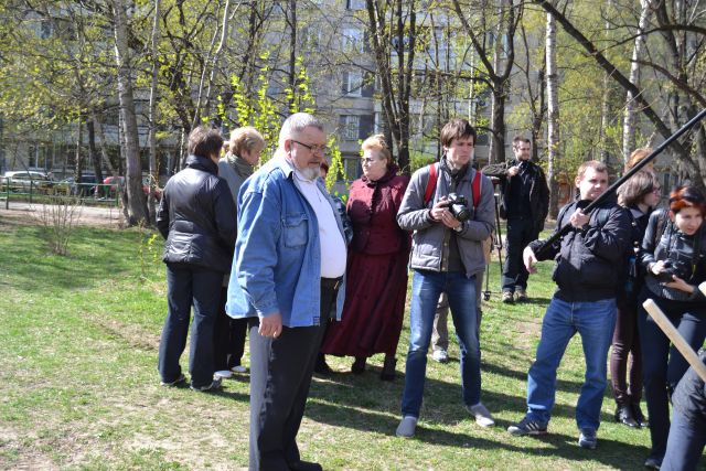 На Вешняковской улице высаживать деревья главному экологу столицы Антону Кульбачевскому помогали дети - фото 25