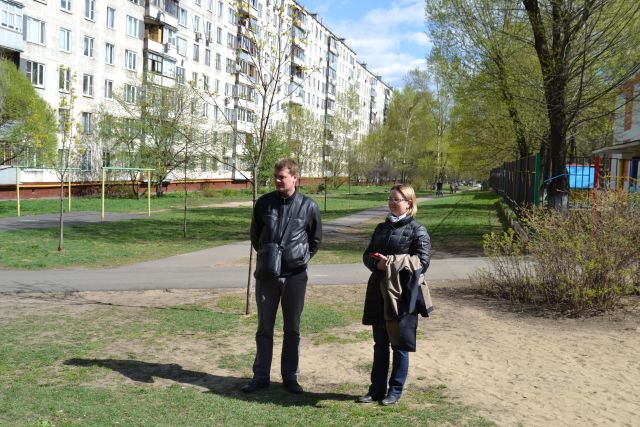 На Вешняковской улице высаживать деревья главному экологу столицы Антону Кульбачевскому помогали дети - фото 27
