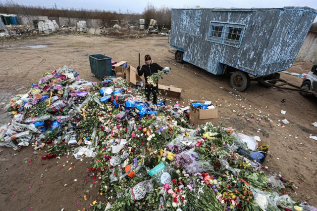 В Петербурге уничтожили сотни непроданных букетов — это акция цветочных ретейлеров, которые не могут работать из-за коронавируса - фото 1