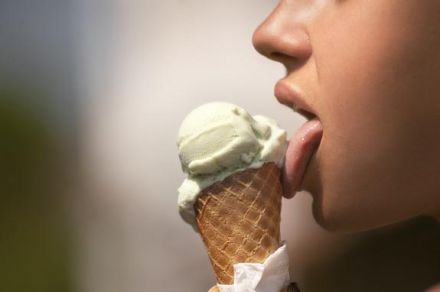 Лизнуть можно только один раз: в Германии дали указания, как есть мороженое на улице - фото 1