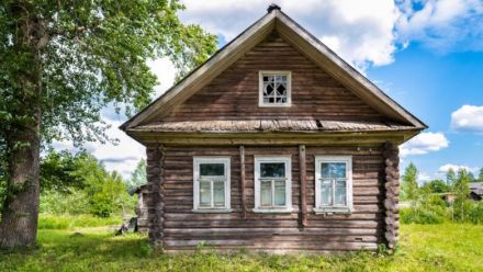 Россияне заинтересовались заброшенными домами в деревнях - фото 1