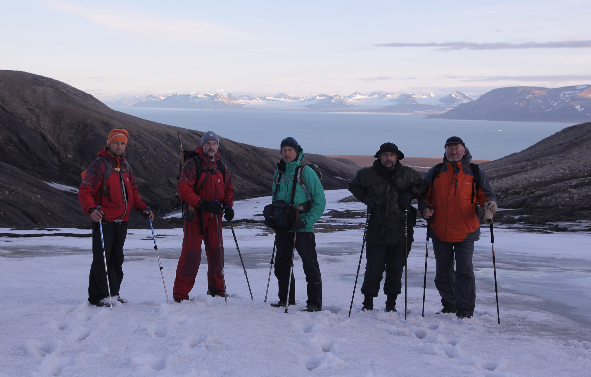 Исследователи на лыжах на леднике