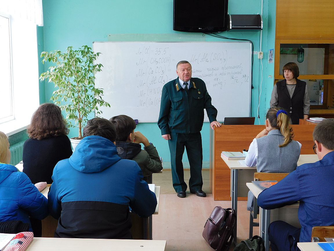 Сотрудники ГКУ Брянской области «Учебно-опытное лесничество» провели открытый урок в школе № 30 г. Брянск - фото 1
