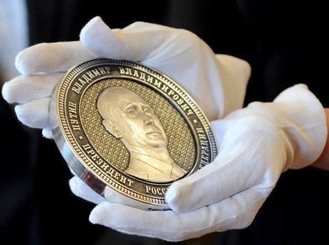 На Украине выпущена монета в одну гривну с изображением Владимира Путина - фото 7