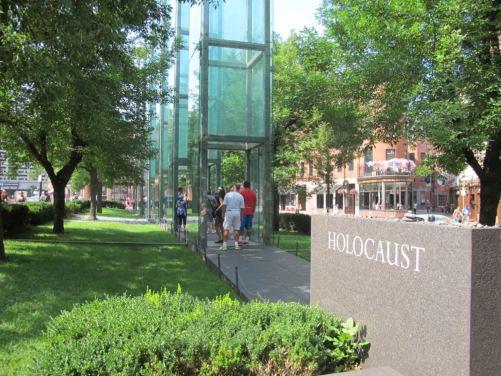 Впечатляющий мемориал жертвам Холокоста в Бостоне - фото 3