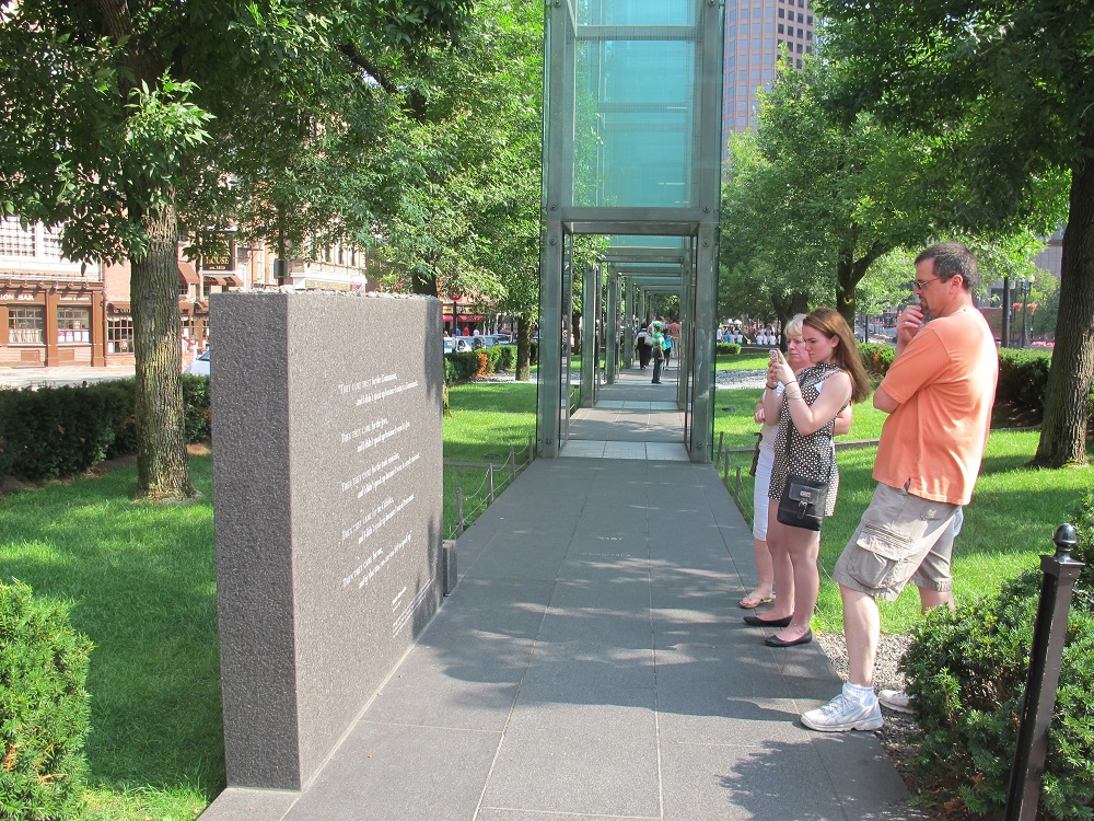 Впечатляющий мемориал жертвам Холокоста в Бостоне - фото 7