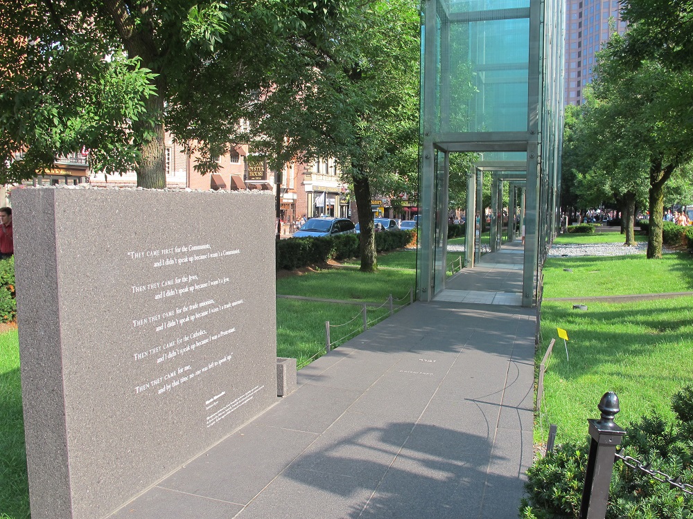 Впечатляющий мемориал жертвам Холокоста в Бостоне - фото 15