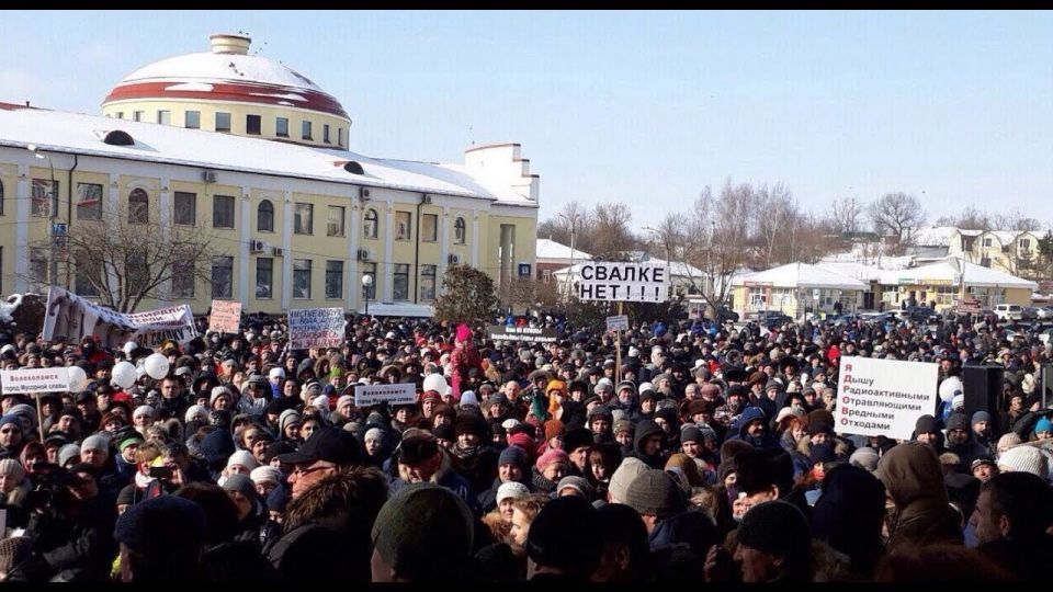 Мусору - дорогу! ОМОН разгоняет и избивает протестующих жителей Волоколамска (ВИДЕО) - фото 1