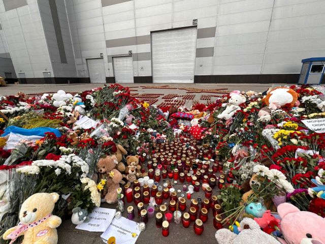 Москвичи принесли к зданию театра имени Муслима Магомаева цветы и детские игрушки - фото 1