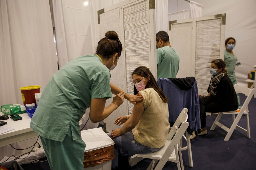Израиль намерен вакцинировать 70-80% жителей страны - фото 3