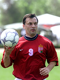 Руководить по Орбану - играть в футбол за голкипера и нападающего разом - фото 4