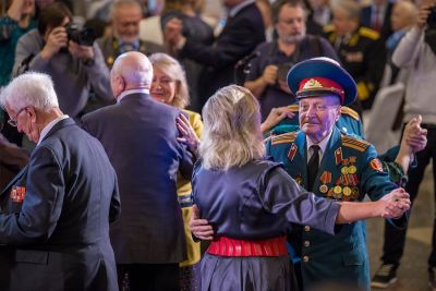 В Москве более 400 ветеранов встретились на 12-м «Бале Победителей», организованном при поддержке ОМК - фото 1