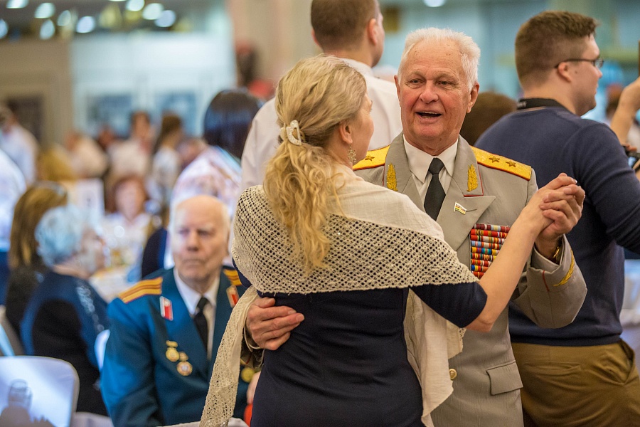 В Москве более 400 ветеранов встретились на 12-м «Бале Победителей», организованном при поддержке ОМК - фото 5
