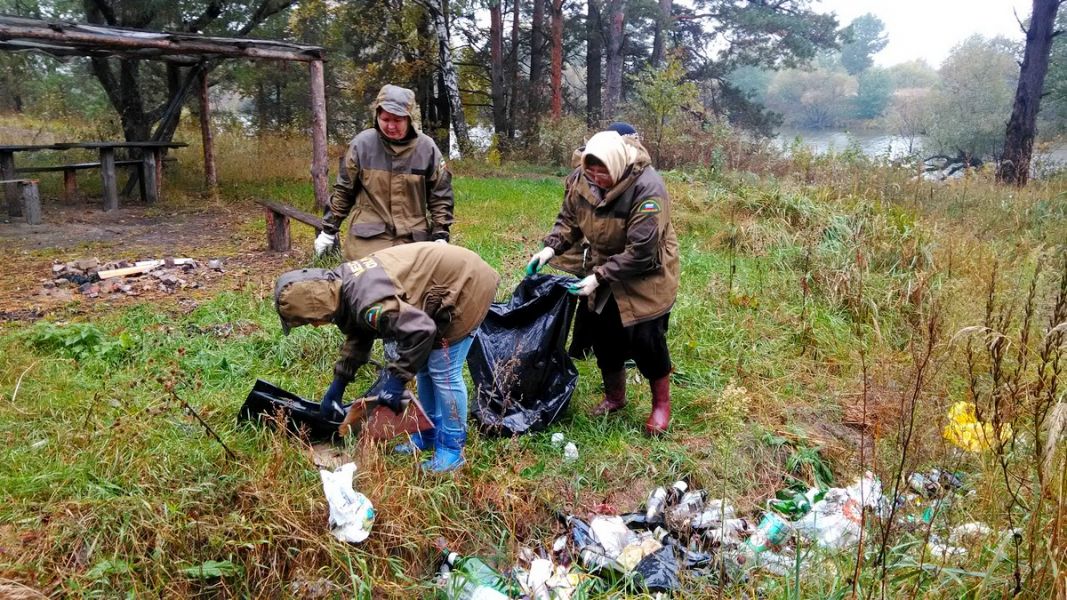 Сотрудники Ерахтурского лесничества  Рязанской области провели уборку на территории памятника природы «Озеро Ерхинка» - фото 2