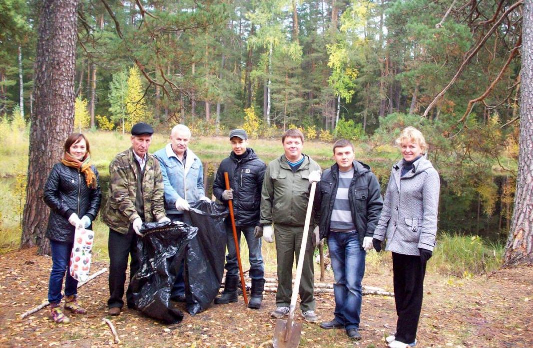 Сотрудники Ерахтурского лесничества  Рязанской области провели уборку на территории памятника природы «Озеро Ерхинка» - фото 3