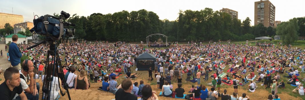 1 июля — Ночной жасминовый концерт на траве Classic Open Air Moscow в честь цветения жасмина в "Аптекарском огороде" - фото 2