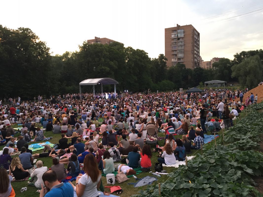 1 июля — Ночной жасминовый концерт на траве Classic Open Air Moscow в честь цветения жасмина в "Аптекарском огороде" - фото 3