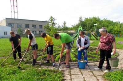 В Год экологии учащиеся Чуковской школы Рязанской области благоустроили клумбы на территории образовательного учреждения - фото 1