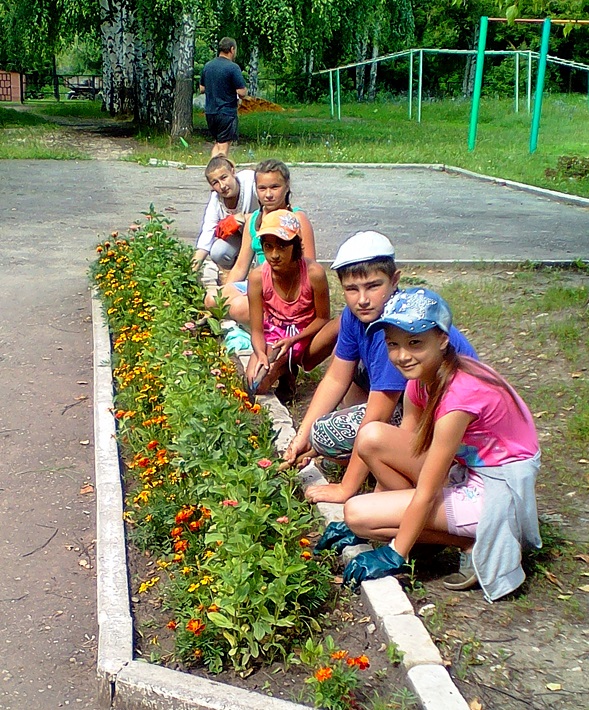 В Год экологии учащиеся Чуковской школы Рязанской области благоустроили клумбы на территории образовательного учреждения - фото 3