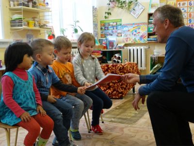 В поселке Молоково Тверской области с воспитанниками детского сада провели беседу на тему: «Мы и лес» - фото 1