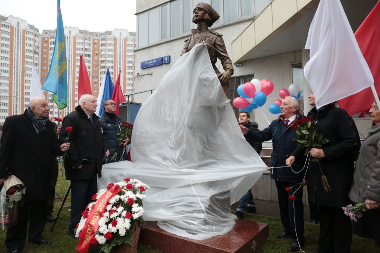 На улице Гурьянова открыт памятник «Фронтовая медсестра» - фото 8