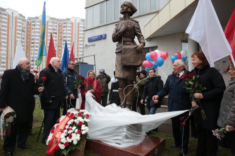 На улице Гурьянова открыт памятник «Фронтовая медсестра» - фото 9