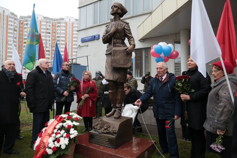На улице Гурьянова открыт памятник «Фронтовая медсестра» - фото 10