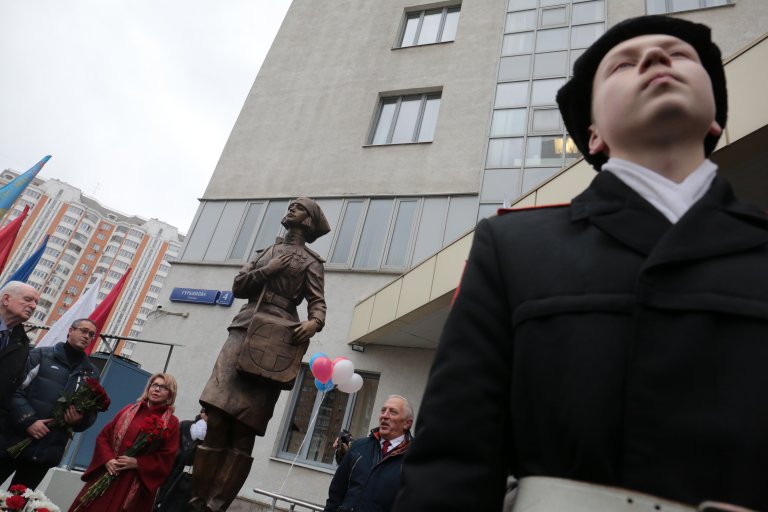 На улице Гурьянова открыт памятник «Фронтовая медсестра» - фото 11