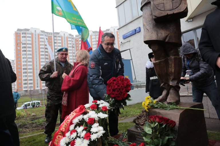 На улице Гурьянова открыт памятник «Фронтовая медсестра» - фото 12