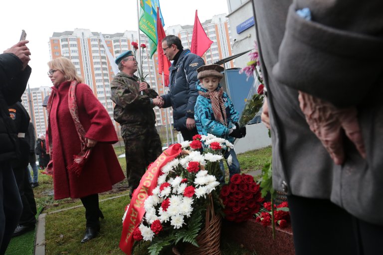 На улице Гурьянова открыт памятник «Фронтовая медсестра» - фото 13
