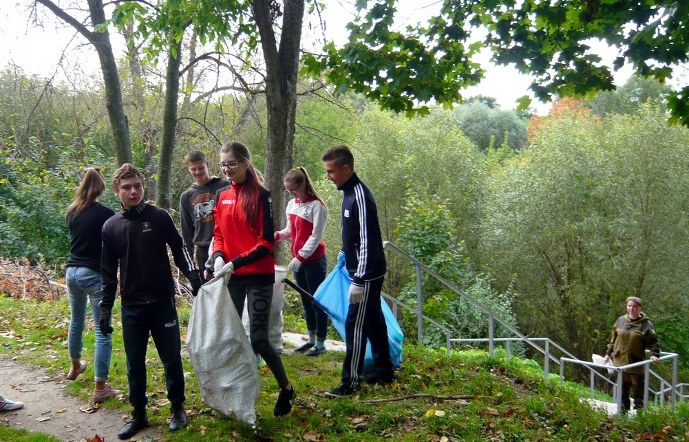 Учащиеся Песоченской школы Рязанской области  помогли очистить от мусора полгектара леса - фото 1