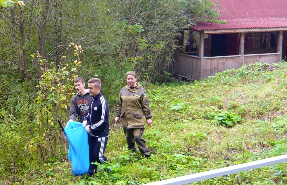 Учащиеся Песоченской школы Рязанской области  помогли очистить от мусора полгектара леса - фото 2