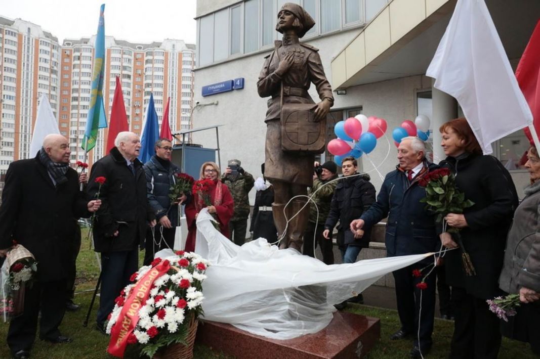На улице Гурьянова открыт памятник «Фронтовая медсестра» - фото 1