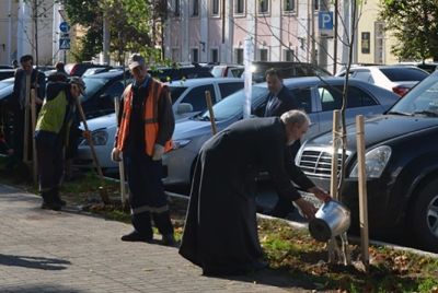 Священники посадили деревья в Калуге - фото 1