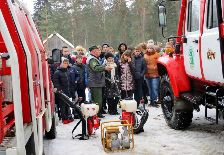 Шумячские школьники посетили пожарно-химическую станцию Рославльского филиала Лесопожарной службы - фото 1