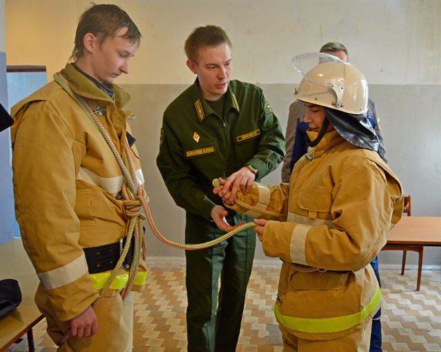 Лесные огнеборцы приняли участие в мероприятии по профессиональной ориентации школьников Смоленского района - фото 3