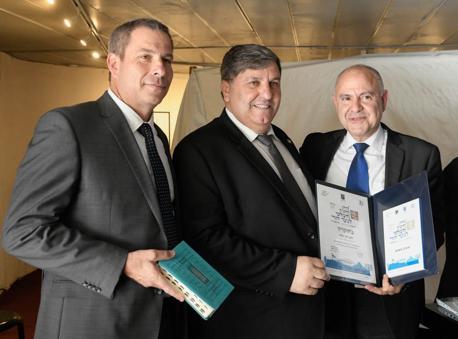 Председатель Еврейского Национального Фонда – Керен Каемет ле-Исраэль вручил награды победителям викторины ТАНАХа - фото 1