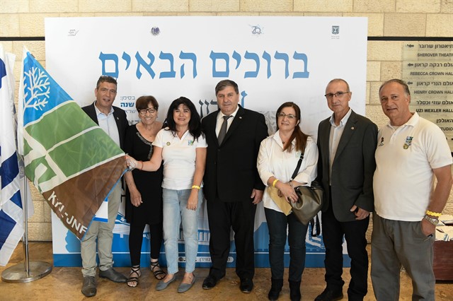 Председатель Еврейского Национального Фонда – Керен Каемет ле-Исраэль вручил награды победителям викторины ТАНАХа - фото 2