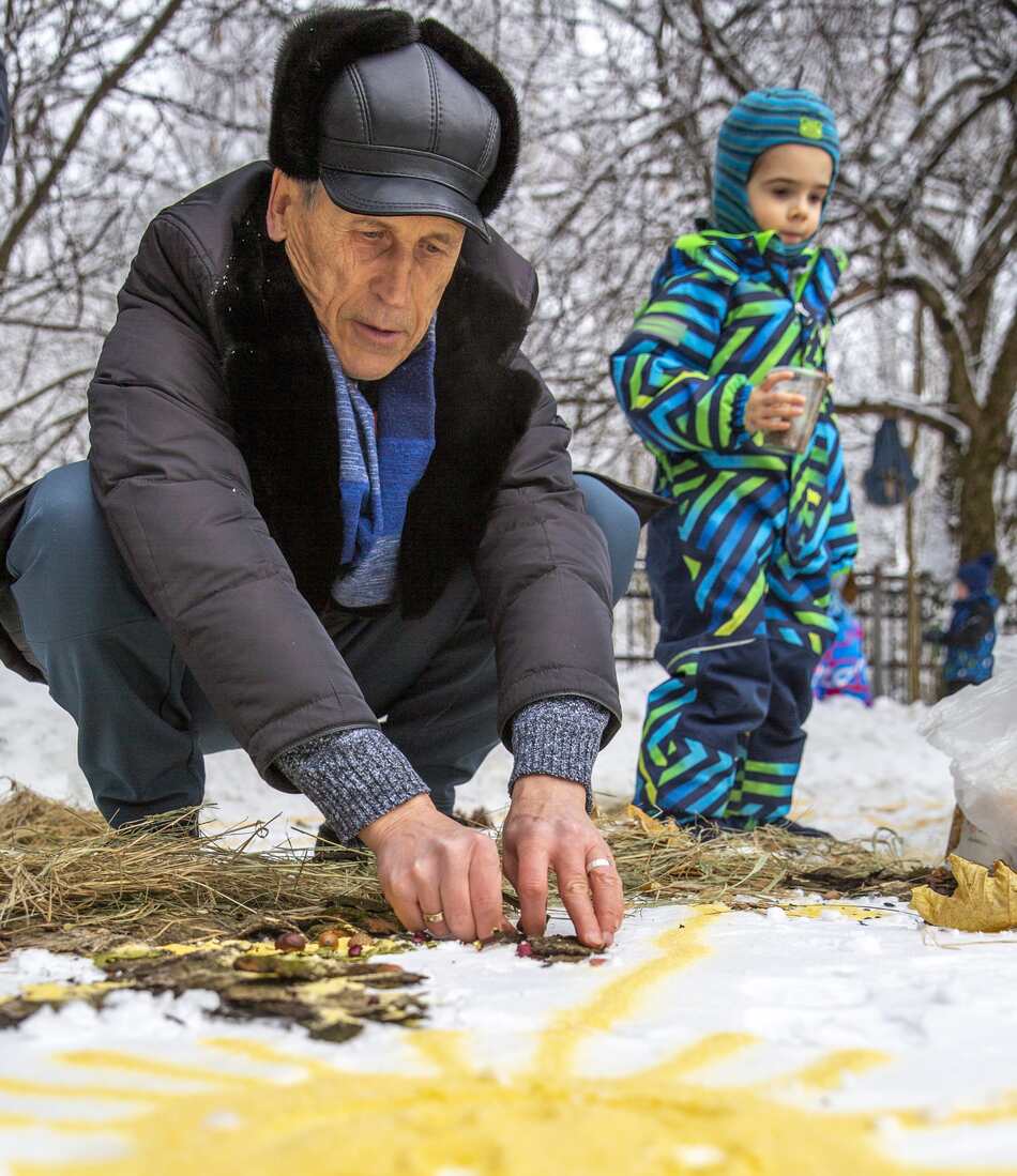 Снежный холст: более 700 москвичей в поддержку птиц создали съедобные картины - фото 22