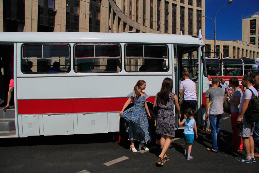 В Москве прошёл парад автобусов и грузовой ретротехники - фото 5