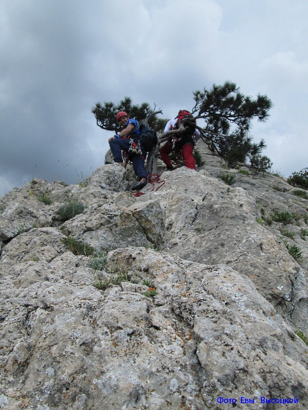 Спасатели МЧС развернули флаги России и МЧС на вершине горы Сокол - фото 9