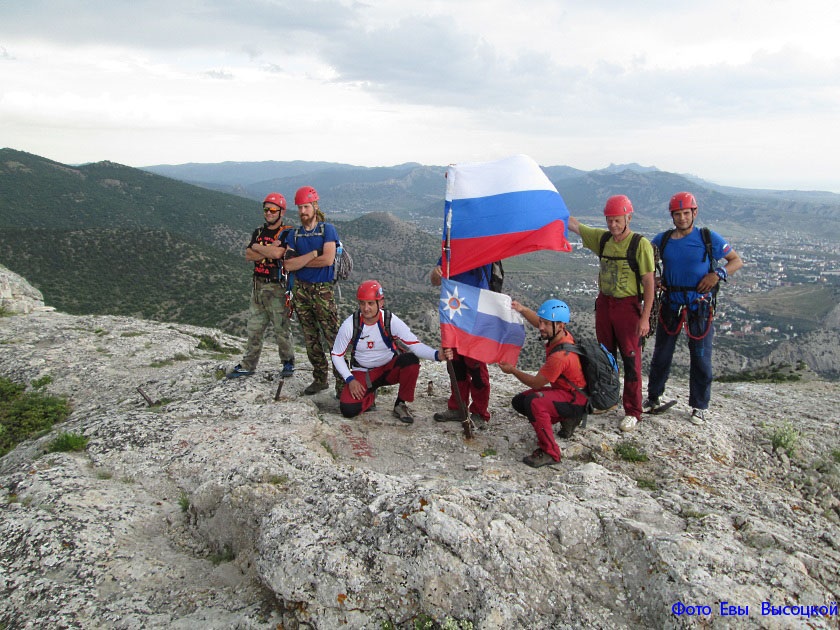 Спасатели МЧС развернули флаги России и МЧС на вершине горы Сокол - фото 1