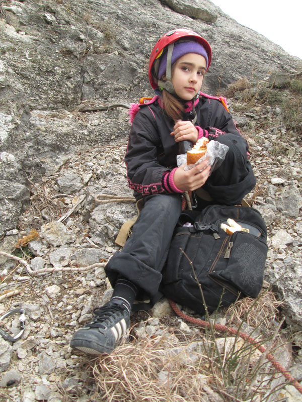 Юная крымская альпинистка поднялась на гору Сокол - фото 11