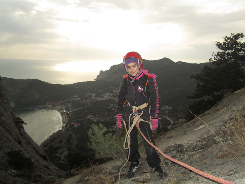 Юная крымская альпинистка поднялась на гору Сокол - фото 1
