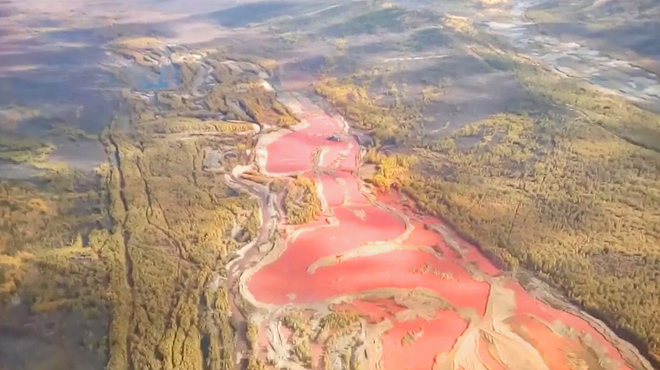  Неизвестные химикаты окрасили реку в Забайкале в красный цвет - фото 1