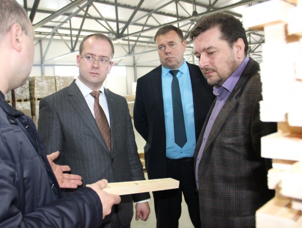  Министр лесного хозяйства Рязанской области посетил лесоперерабатывающее предприятие ГК «Ока-Хольц» - фото 1